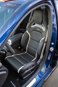 高いホールド性とアグレッシブなデザインが特徴のAMGパフォーマンスシート。日本仕様ではカーボンセラミックブレーキ(フロント)とのセットオプション(90万円)となっている。