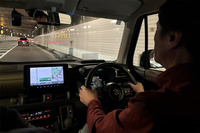 街なかを軽快に進んだ「クロスビー」は、首都高に乗り入れるとさらに水を得た魚のごとく走り始めた。「スイフト」もよかったけど、それよりももうちょっとマイルドで中高年好みの足だと感じた。