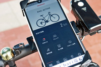 電動アシストシステムの操作・制御には、スマートフォン用のアプリを採用。接続はBluetooth通信で行われる。電池切れなどでスマートフォンの電源が落ちるとシステムは自動で停止し、車両は“電動アシスト機能のない普通の自転車”となる。