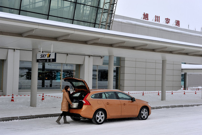 今回は、「ボルボV60 DRIVe(ドライブ・イー)」で、冬の北海道をドライブ。ワゴンならではの荷室にスタッフの分まで荷物を積んで、旭川空港からいざ出発〜!