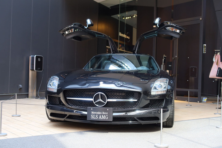 「メルセデスAMG GT63 4MATIC+ クーペ」の発表会場に展示された「メルセデス・ベンツSLS AMG」。