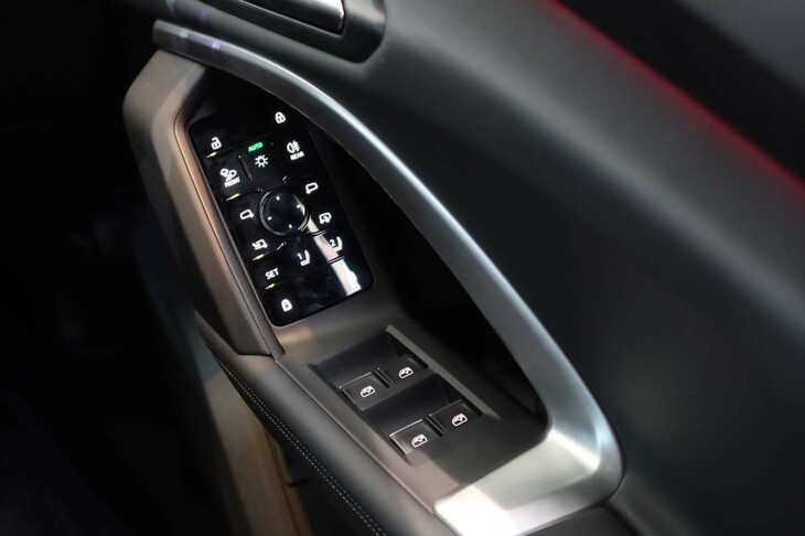 アウディQ5 TDIクワトロ150kWアドバンスト(ドアスイッチ)