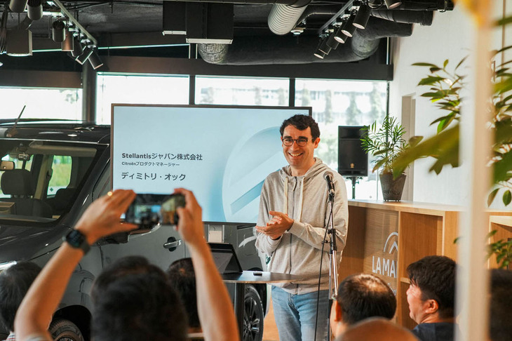 「シトロエン・ベルランゴ」の発表イベントで車両の特徴を説明するステランティスジャパンのシトロエンプロダクトマネージャー、デミトリ・オック氏。