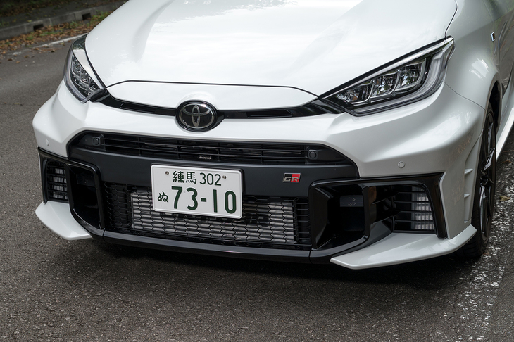 新開発のオプション「エアロパフォーマンスパッケージ」が設定されているが、基本デザインの変更はなし。フロントバンパーは破損時のメンテナンス性を考慮して左右と真ん中のスリーピース構造を採用している。