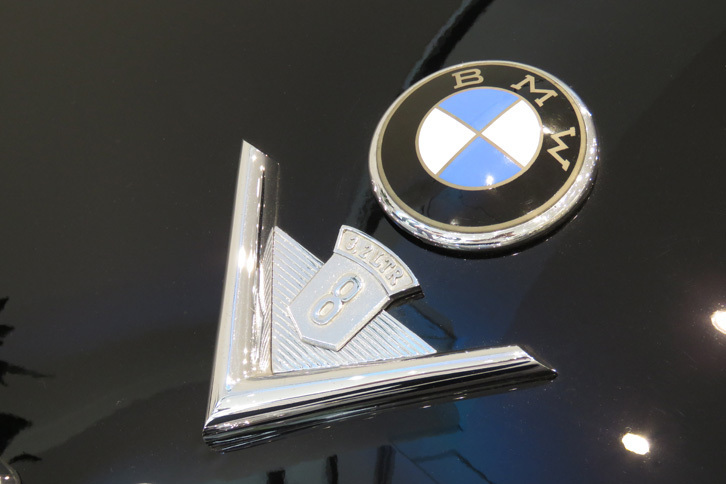 リアのエンブレムを見ても分かるとおり、「BMW 3200S」には3.2リッターのV8エンジンが搭載されていた。