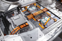 フロア下に敷きつめられたリチウムイオンバッテリー。容量は90kWhで、8年または16万kmの品質保証が付帯する。