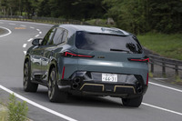 駆動用リチウムイオンバッテリーの容量は29.5kWh。車重2710kmのヘビー級でありながらWLTCモード計測で100km以上のEV走行が可能。