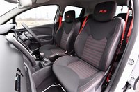 2017年7月の改良でスポーツシートのファブリック表皮も変更され、横方向のラインが強調されたデザインになった。