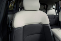 それにしてもスゴいのが、シートのこのつくり込み。平滑な面にキリッとした縁のライン、カチッとした立体感を生み出す嵌合(かんごう)部の凹凸の角度などなど、柔らかい生地とクッションでできているとは思えぬ精緻さである。