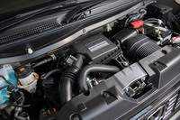 64PSの最高出力と104N・mの最大トルクを発生するターボエンジン。燃費性能とレスポンスを向上させるため、電動ウェイストゲートバルブを採用している。