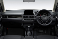 操作や運転のしやすさを目指したとされるコックピットは水平基調のオーソドックスなデザイン。センターコンソールの中央に配置されるエアコンのスイッチは、特に説明がなくとも操作できるようにレイアウトされている。