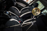 こちらの見慣れぬ装置は、その名も「音源探査球体」。球体にランダムに備えられた32個のマイクによって車内の騒音をデータ化し、カメラによる車内映像と重ねることで、騒音の“出所”を可視化するというもの。「ノートe-POWER」の開発ではこの装置が大いに活躍したという。(写真=日産自動車)