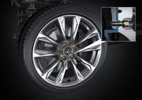 改良型「IS」には新たに19インチのタイヤ&ホイールが採用されたほか、ホイールの締結部がハブボルト化されている。