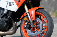 足まわりには前後ともに同車専用設計のKYBフルアジャスタブルサスペンションを採用。「XSR900」のものと比べると、フロントでは縮み側の減衰が高速・低速の2系統で調整可能となったほか(XSR900は低速のみ)、調整段階も縮み側(低速)は11段から18段に。伸び側は11段から26段に、幅が広げられている。