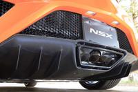 マフラーエンドはセンターの4本出し。その両サイドにはフィン形状のディフューザーが並ぶ。