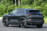 プラットフォームの「ハーテクトe」はトヨタと共同開発。リン酸鉄リチウムイオンバッテリーはFDBが中国・浙江省の最新工場で生産。車両生産を担うのはスズキの印グジャラート工場……と、小さいながらもワールドワイドなクルマである。