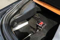 キルスイッチは荷室の片隅に設置。バッテリーはこの側壁の裏側、素人には到底交換できないような箇所に搭載されている。なんでそんな構造にしたのか、つくづく整備性が「?」なクルマだ。