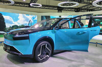 こちらは住友グループのSCSKが出展した、その名も「SCSKカー」。AIエージェントやエンタメアプリなどの技術が満載されており、ブース内ではそれらの機能を体験することもできた。