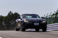 ジャンピングスポットを行く「スープラSZ-R」。車体姿勢が乱れそうなポイントでも、安定した挙動を保っていた。