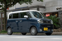 スズキが2021年に発売した「ワゴンRスマイル」。初代「ダイハツ・ムーヴ キャンバス」の好調を受けて企画されたモデルだが、「かわいい一辺倒ではないおしゃれ系のモデル」という方向性に、ライバルより一足早く踏み出すこととなった。(写真:向後一宏)