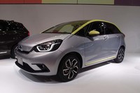 スポーツのイメージを生かした「ネス」グレード。イエローの差し色が目を引く。