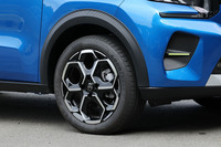 フルバンプ付近の最後のショック吸収を担当するセカンダリーダンパーを内蔵した「プログレッシブハイドローリッククッション」を装備。フラットな姿勢をキープする独特の所作には感心する。タイヤは205/50R17サイズで、今回の試乗車は「グッドイヤー・エフィシェントグリップ パフォーマンス2」を装着していた。