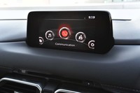 ダッシュボード上の7インチセンターディスプレイ。インフォテインメントシステムの操作系は、シフトレバーの手前に集約されている。