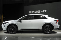 シャープなシルエットが印象的な、新型「インサイト」のサイドビュー。組み合わされるホイールは18インチサイズの「ノイズリデューシングアルミホイール」で、その名のとおり、走行時のノイズを低減し、静粛性を向上させる働きがある。