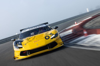 フェラーリのワンメイクレース「フェラーリ・チャレンジ」の最新モデルが「296チャレンジ」。1993年の「348チャレンジ」以来、7代9モデル目となるチャレンジ車両は、間口の広さを確保しつつも、よりGTレーシングカーに近い仕立てとなっているという。CG編集長の小野光陽がスペインのモンテブランコ・サーキットで試します。(photo:Ferrari)