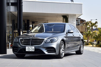 「S450」のステアリングを握る前に、まずは4リッターV8ツインターボエンジン搭載の「S560 4MATICロング」に試乗した。外観をスポーティーに装う「AMGライン」が装着されている。