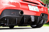 後ろ姿をレーシーに引き締める、本格的なデザインのリアディフューザー。リアフォグランプ(ライセンスプレートの直下)の下部にリアカメラが設置されている。