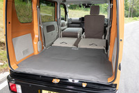 後席格納時の荷室の床面長(前席背もたれまでの距離)は1955mm。マット等を敷いて工夫すれば大柄な人でも横になれるはずだ。