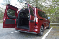 「カングー」といえばだれもが思い浮かべるであろう、観音開きのダブルバックドア。左右の扉はそれぞれ2段階に開く。荷室容量は通常時で775リッター、後席を折りたたむと2800リッターで、先代モデルよりも拡大されている。