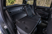 後席の背もたれには、40:20:40の分割可倒機構が備わる。後席背もたれを前方に倒せば荷室容量は最大で1390リッターに拡大できる。