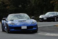 富士スピードウェイのショートサーキットを走る、参加者の「シボレー・コルベット」。