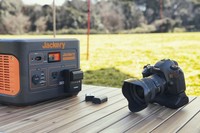 撮影で活躍した一眼レフカメラにもチャージ。このクラスの機器であれば約42回、小型のアクションカメラであれば約180回充電できる。