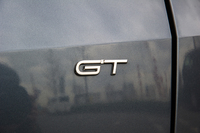 テールゲートに貼られた「GT」のバッジ。2017年の東京モーターショーや2018年の東京オートサロンには、「メガーヌ」のさらなる高性能モデル「ルノースポール」も出展されており、日本導入への期待が高まっている。