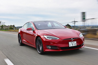 大容量バッテリーを積み込んだEVの代表といえる「テスラ・モデルS」。以前試乗した時にはEVの走行フィールに加えて、あまりの注目度の高さに驚いた。
