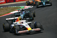 今シーズンの第2戦中国GPでレーシングブルズをドライブする角田(写真前)。開幕戦オーストラリアGP、中国GPと予選では連続してトップ10内に入り、中団勢随一の速さを見せている。次の日本GPではGP参戦90戦目と大台目前。日本人ドライバーとしては、片山右京が保持している最多出場記録95戦を抜くことがほぼ確実視されている。