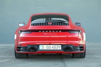 立体的なエンブレムが取り付けられたガーニッシュを挟み、左右にテールライトを配置。その上部は幅の広い可動式のリアスポイラーになっている。