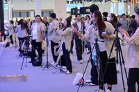 大量のインフルエンサーによる動画配信はどこのブースでも確認できた。おそろいの服を着ていたり、一日中同じブースに張り付いているような人はおそらくPR要因としてメーカーに雇われているのだろう。