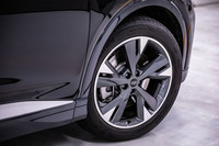 今回試乗した「Q4 40 e-tron Sライン」には、グラファイトグレーの「5スポークYデザイン」20インチホイールが装着されていた。タイヤは「ブリヂストン・トランザECO」で、サイズは前235/50R20、後ろ255/45R20となる。