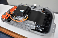 車両後方に搭載される走行用の高電圧リチウムイオンバッテリー。「ソリオ」のフルハイブリッド車には、同ユニットに鉛バッテリーと12Vのリチウムイオンバッテリーを加えた、3つものバッテリーが搭載される。