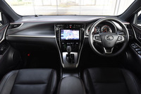 新設の上級グレードに、上質なシート表皮やドアスイッチパネルを用意するなど、マイナーチェンジを機にインテリアの質感向上が図られた。