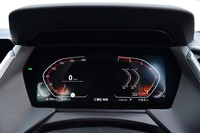 メーターパネルはフル液晶タイプで、他の最新のBMW車と共通のグラフィックデザインが採用されている。