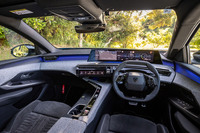 包まれ感のあるプジョー独自の「iコックピット」は、バイザーのない横長の21インチスクリーンをダッシュボード上に配置する「パノラミックiコックピット」に進化。ここでも最新世代モデルあることを印象づける。