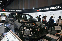 三菱の展示ブースには、外装を外したストリップ状態の新型「アウトランダーPHEV」が。