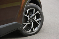 切削光輝処理を施した、18インチアルミホイール。グレードにより、シルバーメタリック塗装の17インチホイールが組み合わされる。