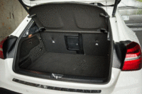 AMGモデルといえどもラゲッジルームの容量は犠牲になっておらず、ほかの「GLA」シリーズと同様に、421~1235リッターが確保される。(写真をクリックすると荷室のアレンジが見られます)