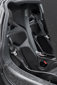 軽量の一体型カーボンファイバー製シート。最大限のサポートを実現し、ドライバーのマシンとの一体感を高めるとうたわれる。